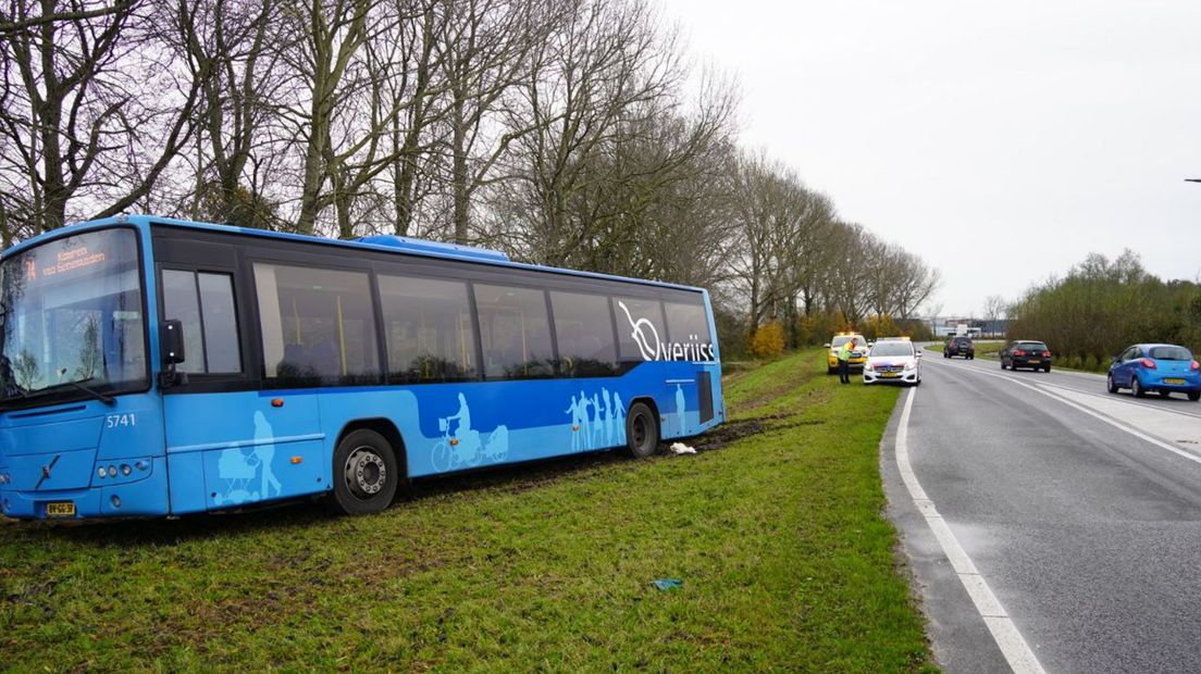De bus kwam vast te zitten in de natte berm