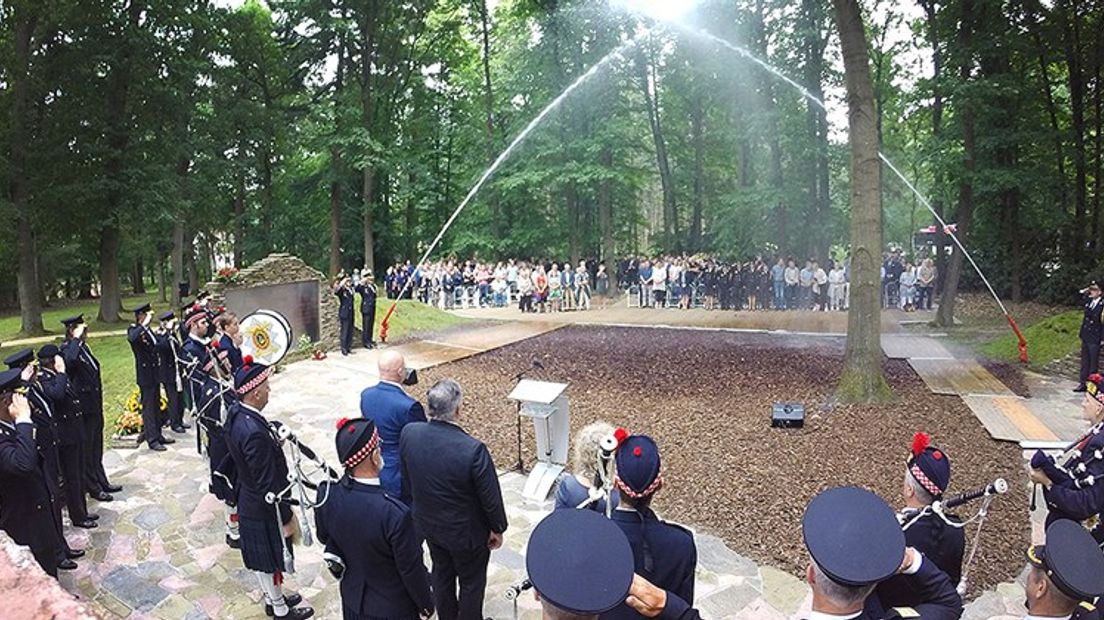 In Schaarsbergen bij Arnhem herdenken nabestaanden en collega's zaterdagmiddag brandweerlieden die zijn omgekomen tijdens de uitoefening van het vak. De jaarlijkse herdenking vindt plaats bij het Nationaal Brandweermonument aan de Kemperbergerweg.