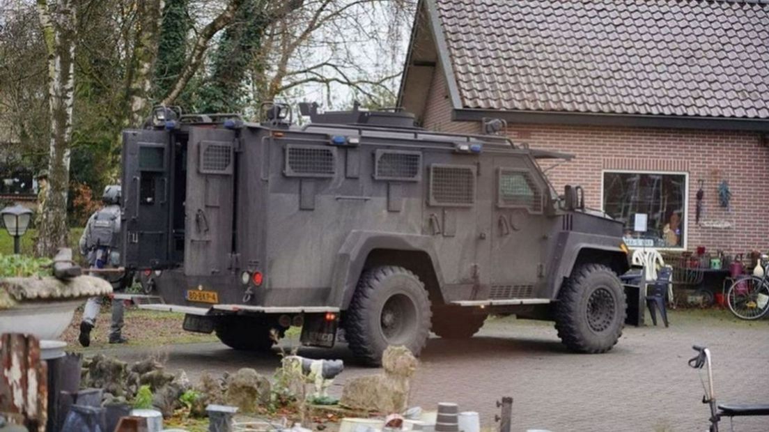 Een pantserwagen bij de woning van de man