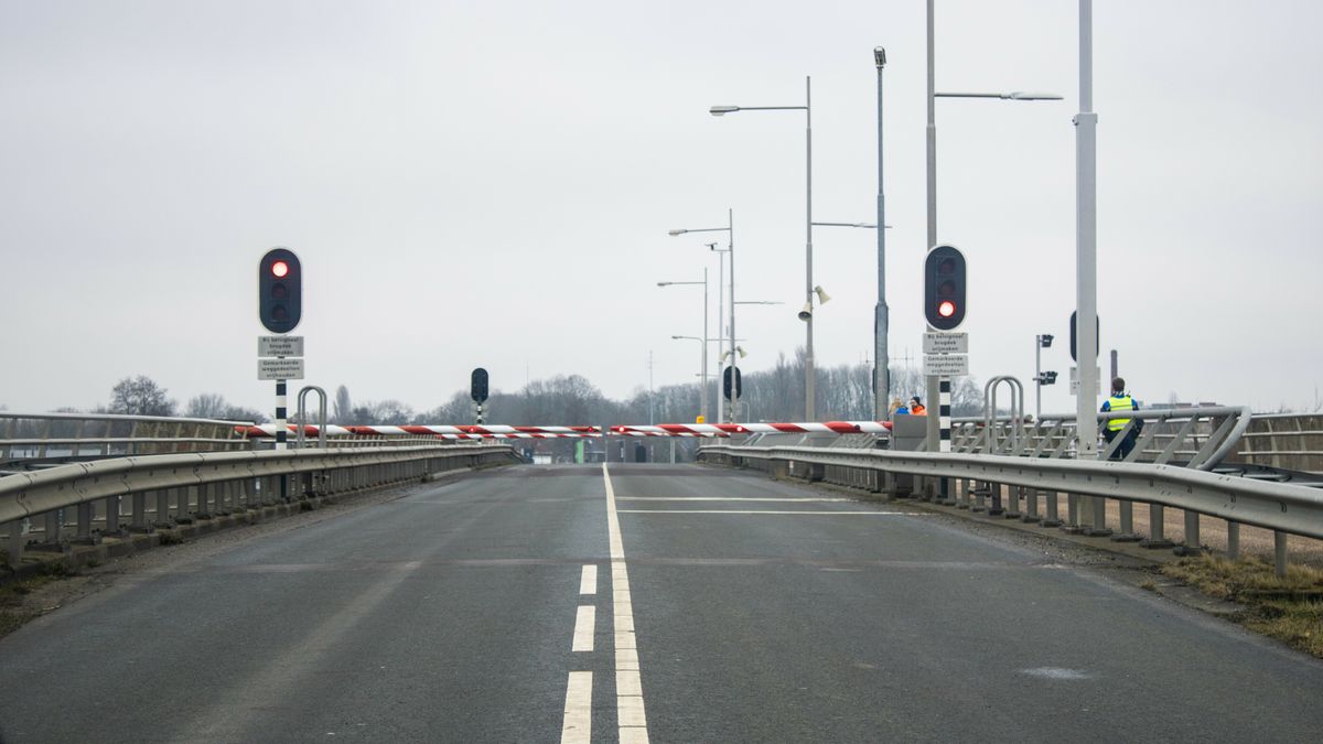 Frisiabrug Franeker afgesloten vanwege storing | Brug Terherne ligt er langer uit