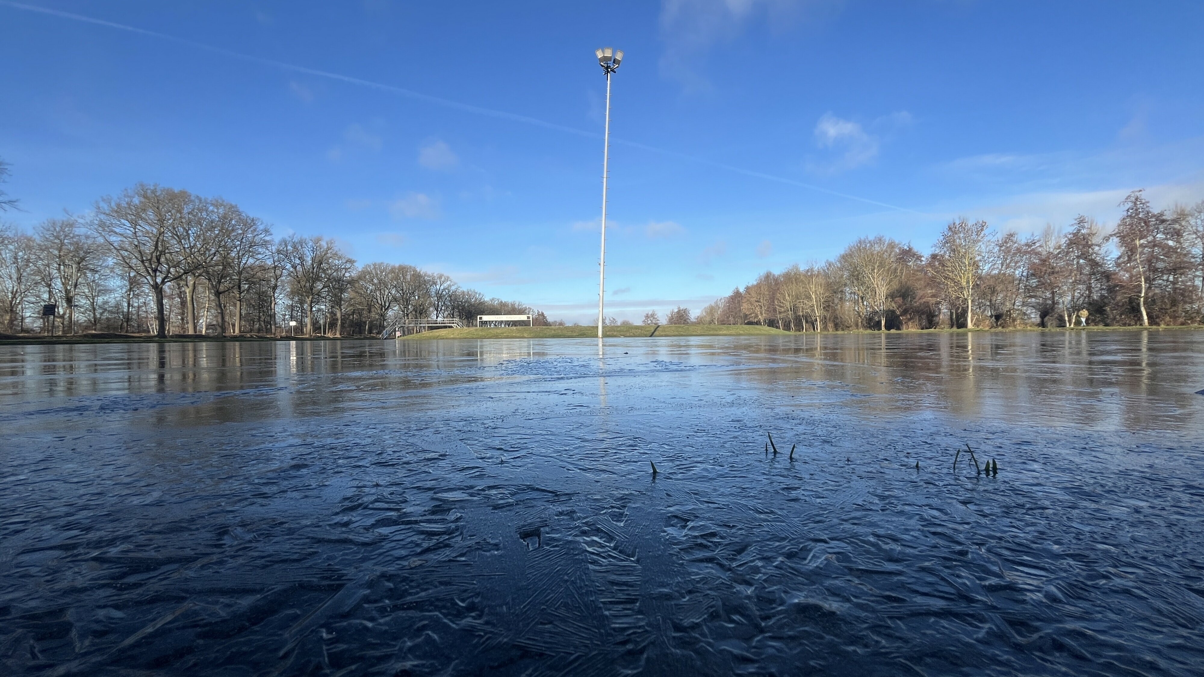 Balen voor ijsvereniging Nijeveen: te veel ijs en dus geen nieuwjaarsduik