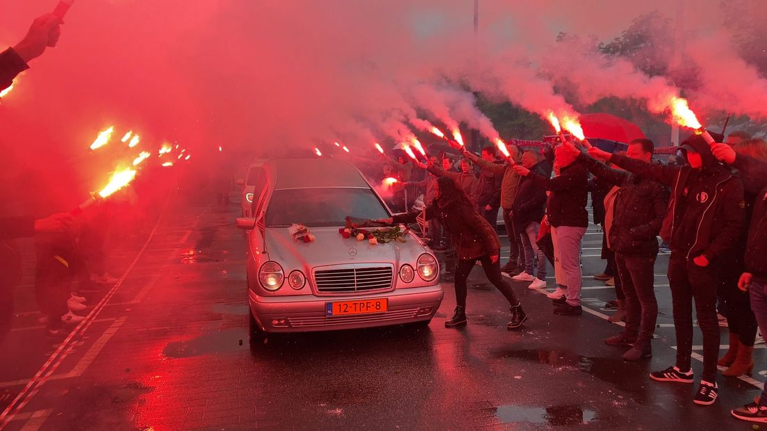 Honderden FC Utrecht supporters nemen bij de Galgenwaard afscheid van Ad van der Voort