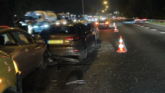 Snelweg bezaaid met glas en brokstukken: anderhalf uur vertraging door ongeluk. Snelweg bezaaid met glas en brokstukken: anderhalf uur vertraging door ongeluk.