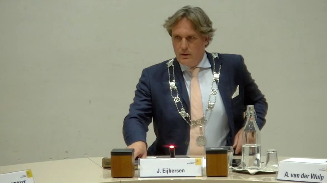 Raad Hellendoorn vraagt burgemeester Eijbersen om hulp