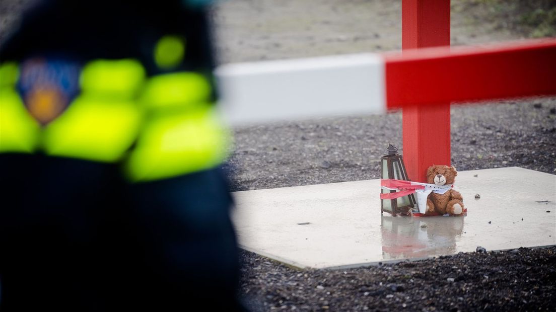 Op de plaats waar Dean gevonden is staat een beertje met een kaars