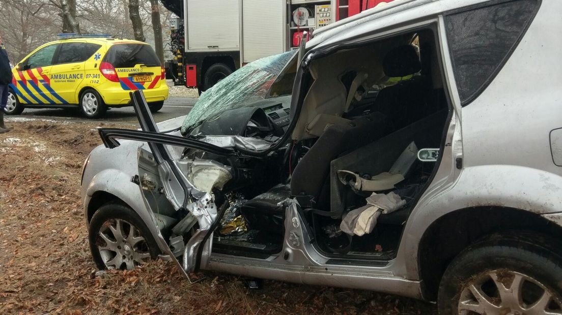 Een auto met aanhanger kwam zaterdagmorgen op de Harderwijkerweg in Otterlo tegen een boom terecht. De wagen vervoerde een stier. De bestuurder zat bekneld maar kwam er met lichte verwondingen vanaf. De weg zit dicht.
