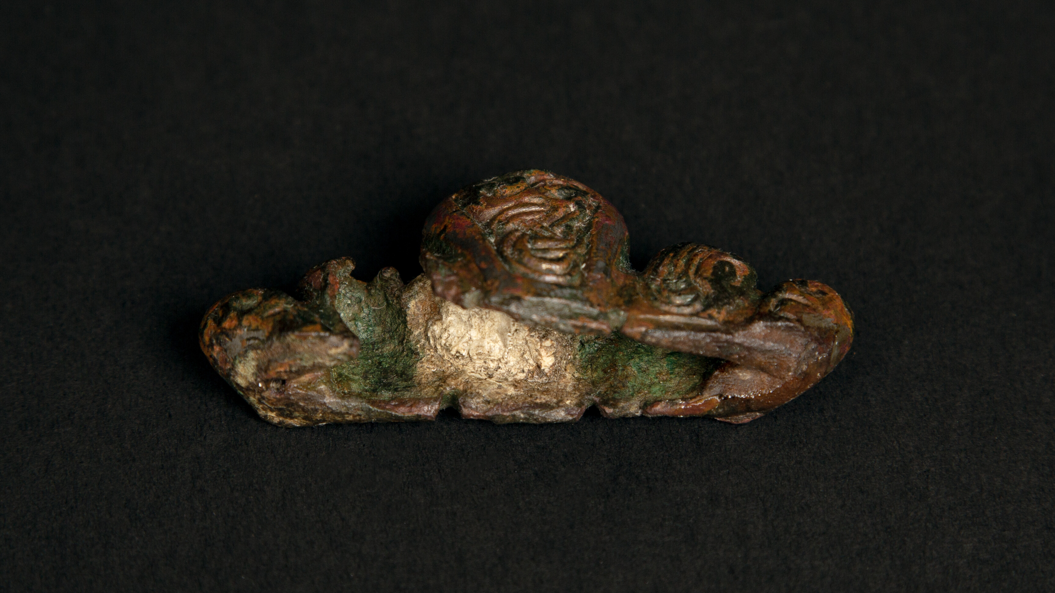 Pommelkap, koperlegering mei spoaren fan ferguldzel. Wytmarsum, 900-1000 n.Chr. kolleksje Fries Museum, krigen mei stipe fan de Alma Tadema kring, fûn troch Sander Visser.