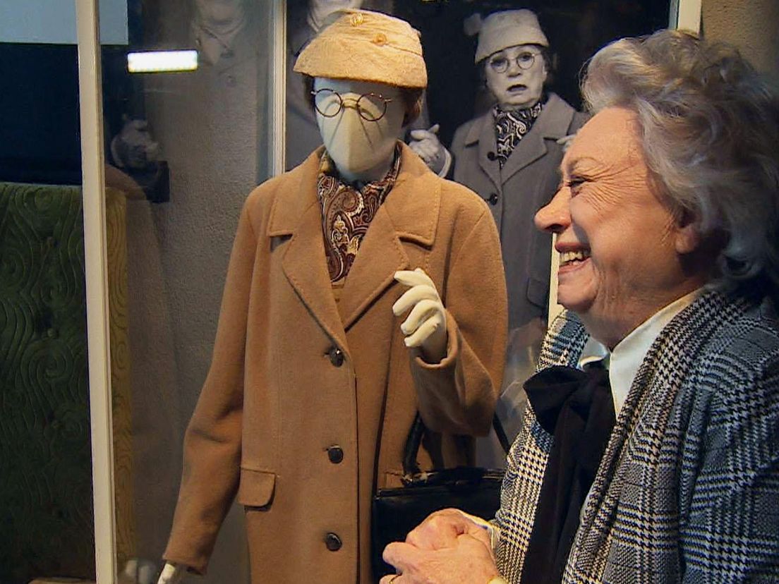 Corrie van Gorp bij haar outfit als mevrouw de Bok