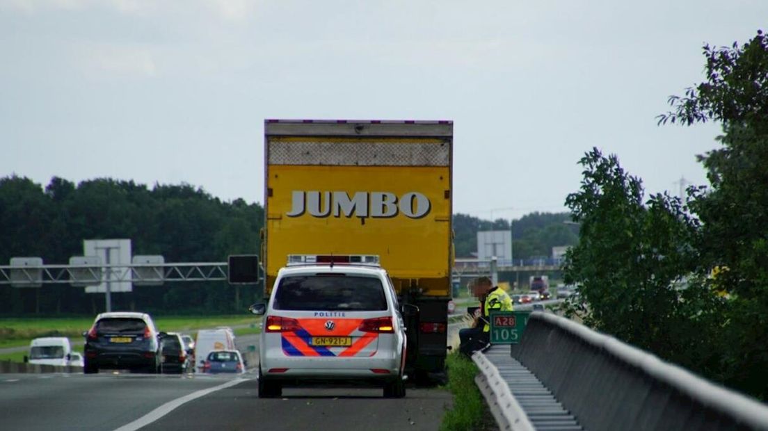 Auto botst op vrachtwagen op A28 bij De Lichtmis