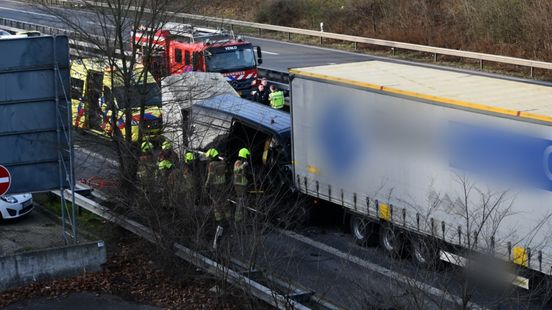 A67 dicht op Duitse grens bij Venlo na vrachtwagenongeval Nieuws