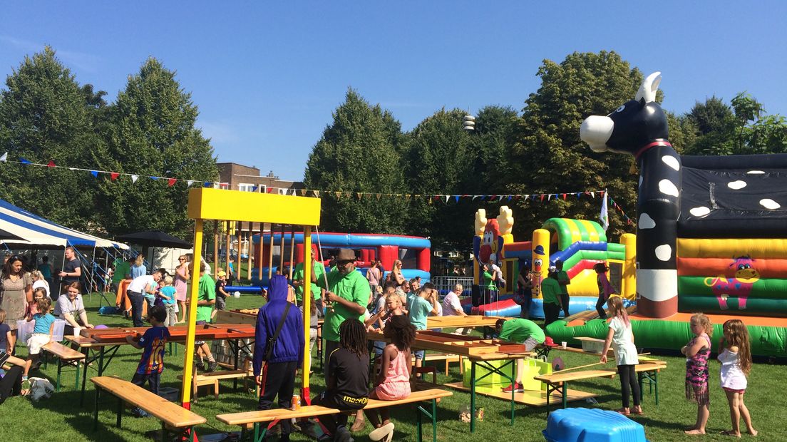 Even leek het voorgoed gedaan met bouwspeelplaats De Leuke Linde in de Arnhemse wijk Klarendal. Maar drie weken na de fikse brand kan er weer gelachen worden. Mede dankzij de overweldigende hulp van buurtgenoten en vrijwilligers is de speeltuin open. En dat is precies op tijd voor het jaarlijkse evenement Speeldorp dat vandaag is begonnen.