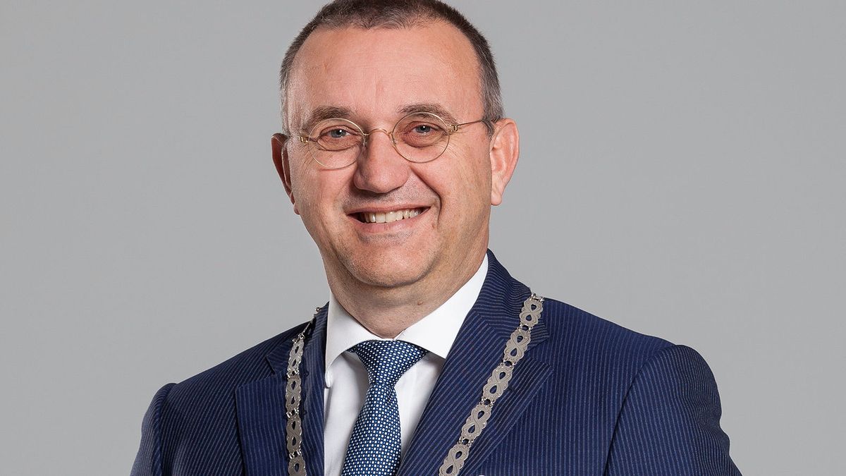 Burgemeester Jos Hessels weer halve dagen aan het werk