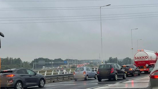 A29 richting Numansdorp grotendeels weer vrij na ongeval. A29 richting Numansdorp grotendeels weer vrij na ongeval.