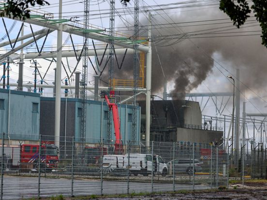 Brandweer uit Drenthe helpt bij brand in verdeelstation in het Groningse Meeden