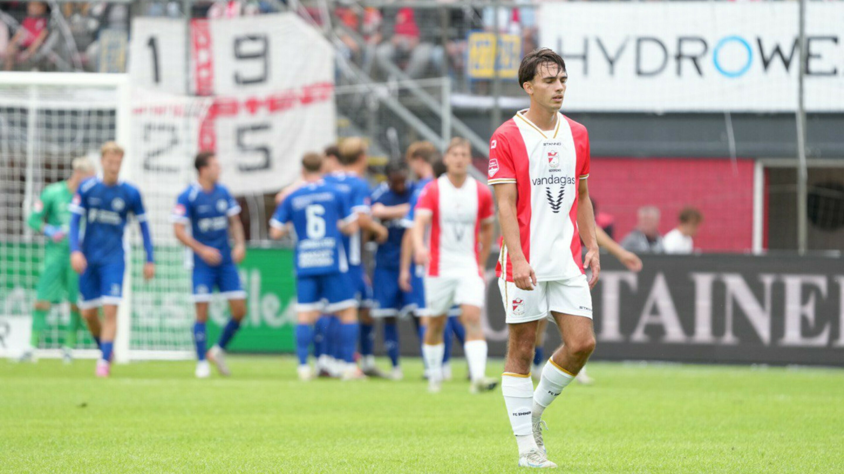 Paspoortkwestie zet FC Emmen speler Geypens buitenspel