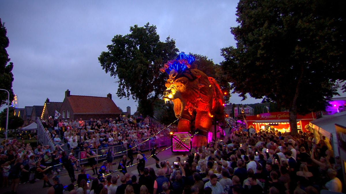 Wagen 'The Next' met bewegende beer wint corso Sint Jansklooster