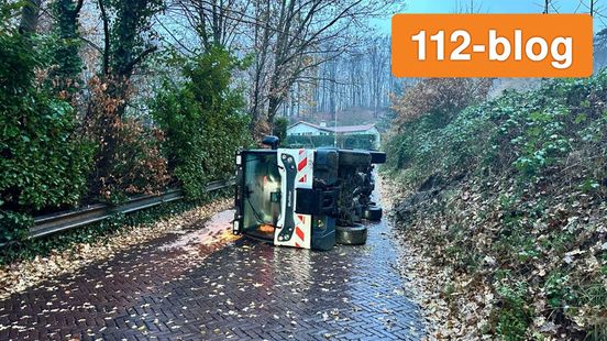 strooiwagen kantelt op helling • ongelukken door gladheid. strooiwagen kantelt op helling • ongelukken door gladheid.