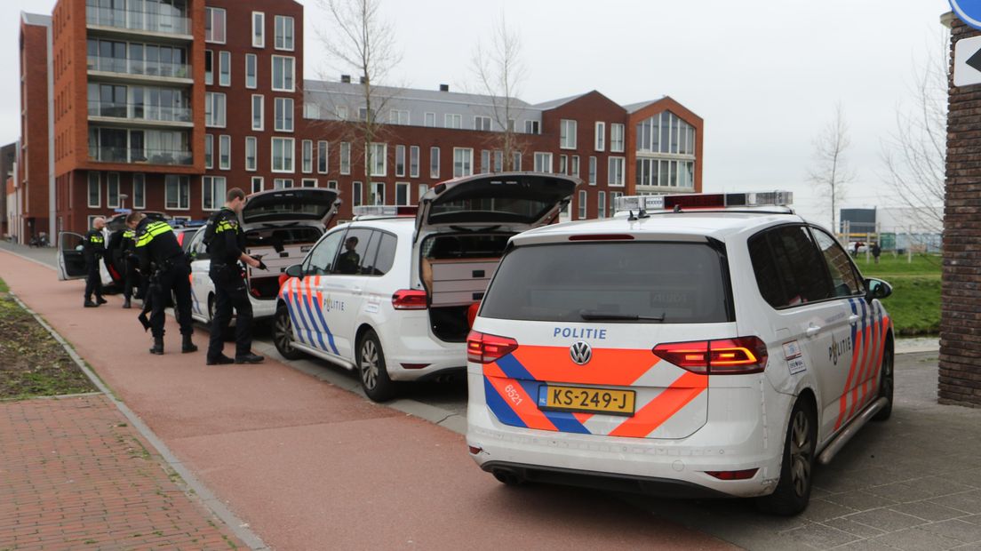 Politie op de Zuidmade in Delft.
