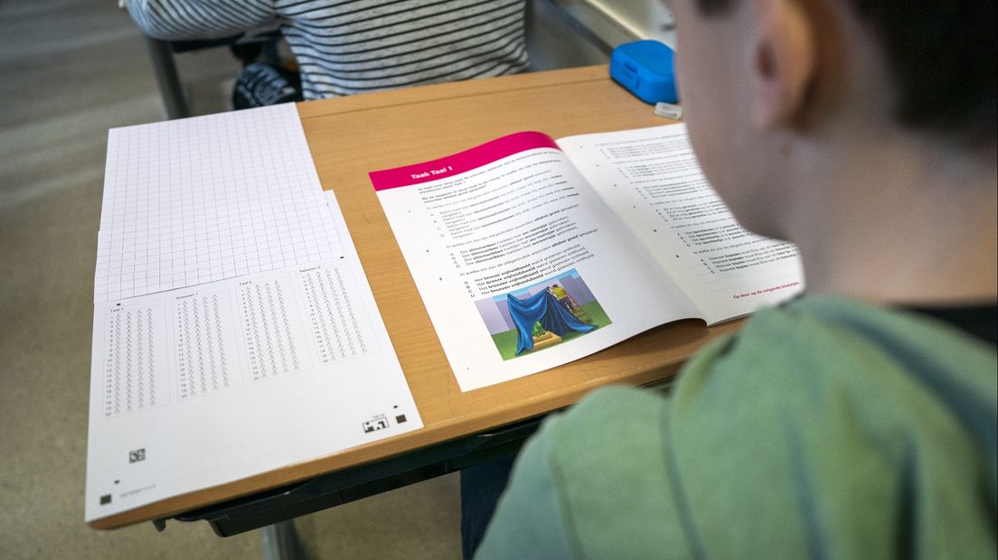 Een kind is bezig met de eindtoets in groep 8