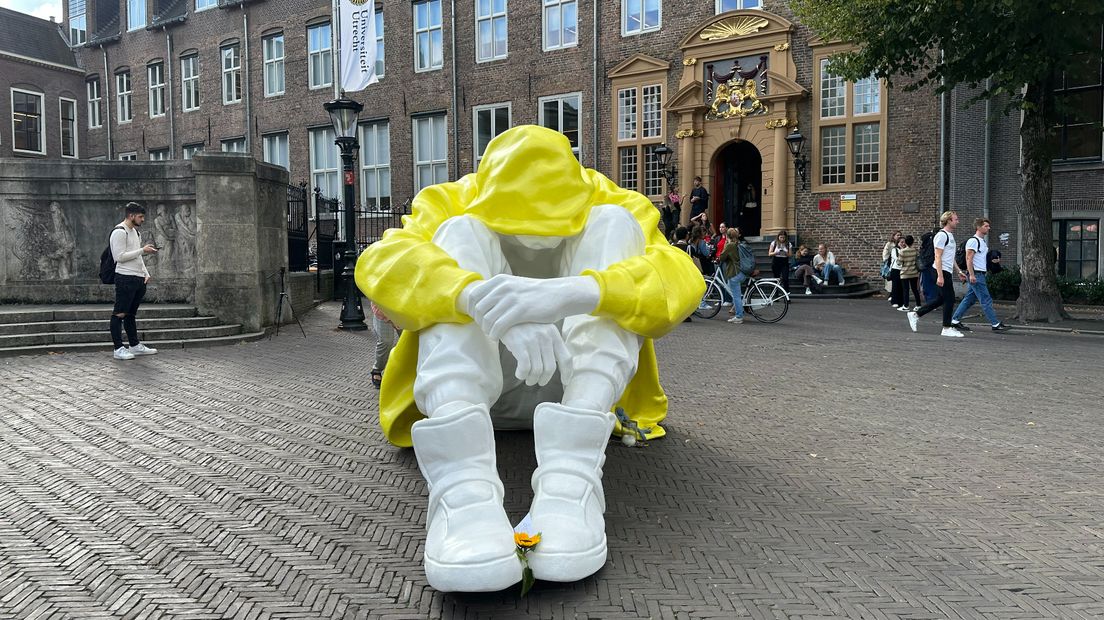 Kunstwerk de Stille Strijd op het Janskerkhof in Utrecht