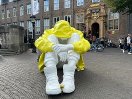 Somber beeld in vrolijke kleuren 'schreeuwt om aandacht' op Utrechts Janskerkhof