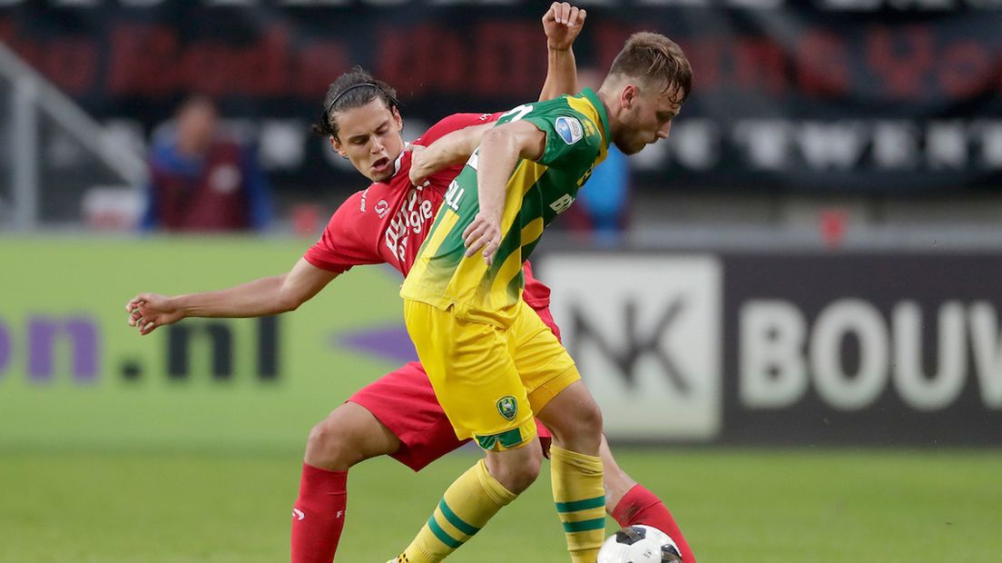 Ünal van FC Twente duelleert met Trybull van ADO