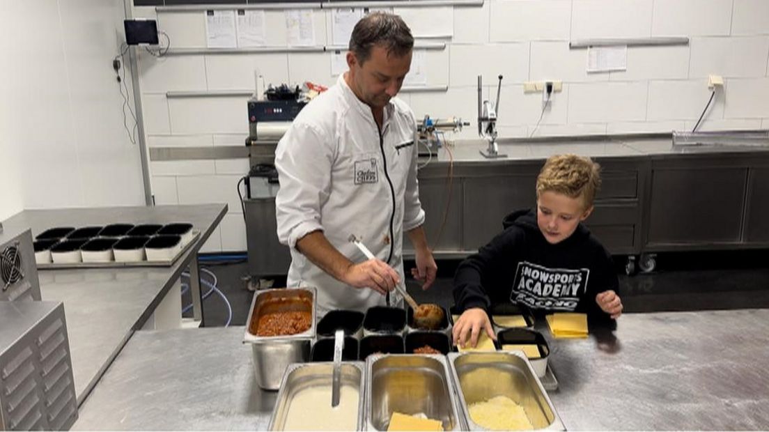 Chef-kok Rob Koster en zoon Nick (rechts) bereiden lasagne voor het goede doel