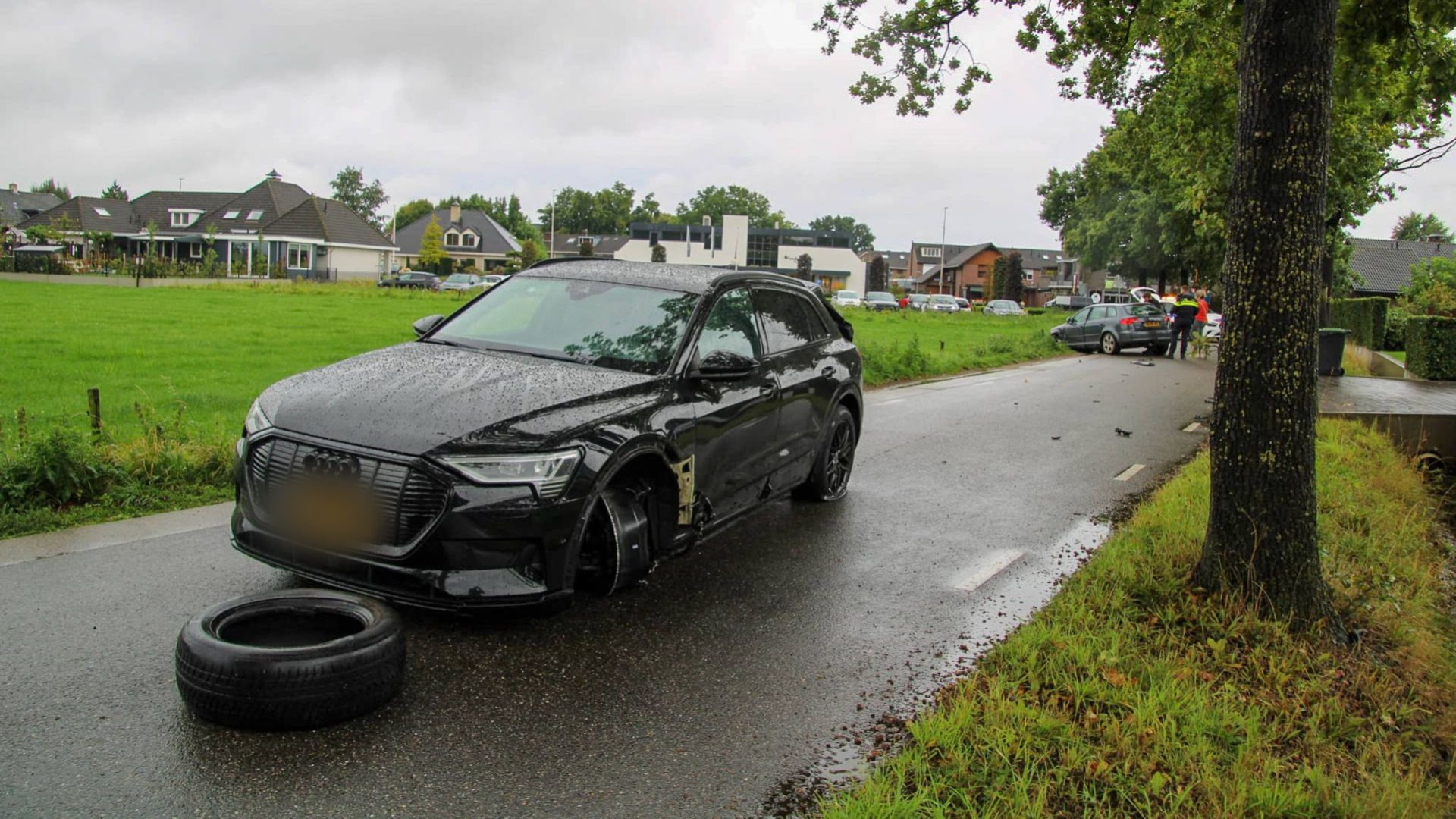 Band belandt in sloot bij aanrijding in Kootwijkerbroek.