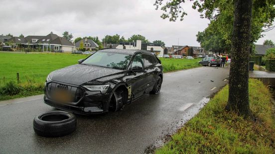 Band belandt in sloot bij aanrijding in Kootwijkerbroek. Band belandt in sloot bij aanrijding in Kootwijkerbroek.