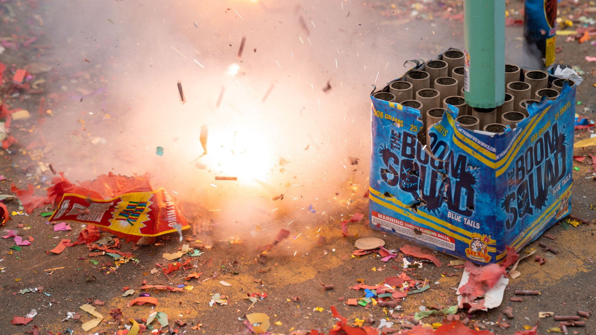 Fryske gemeenten sjogge minder fjoerwurkskea: "Minder brandjes, asfalt gespaard"