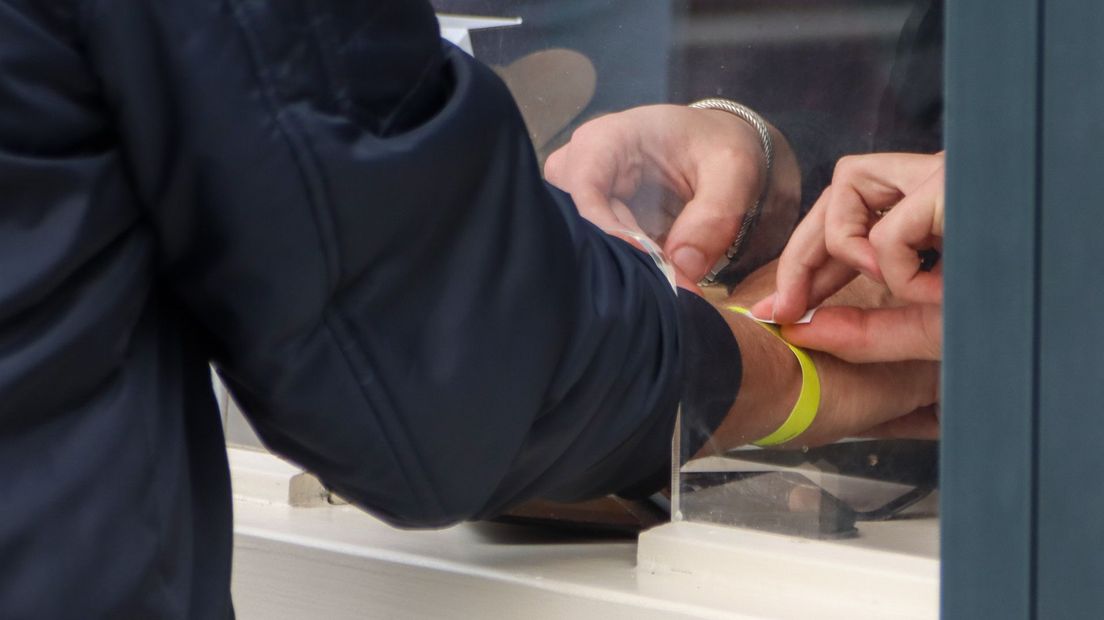 Den Haag voert polsbandjes in voor de horeca