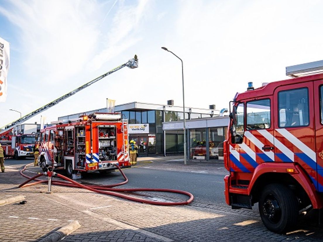 Het bedrijf waar de brand woedt is Van Wijk Voet & Zorg.