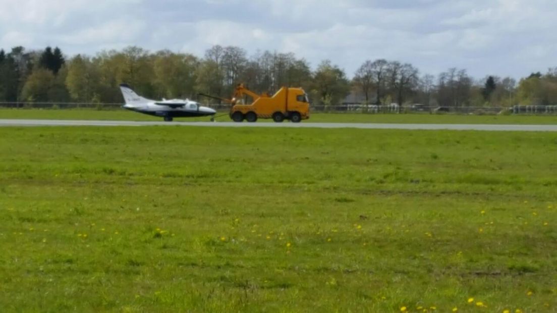 Het vliegtuig landde met een kapot neuswiel (Rechten: RTV Drenthe/Nico Swart)