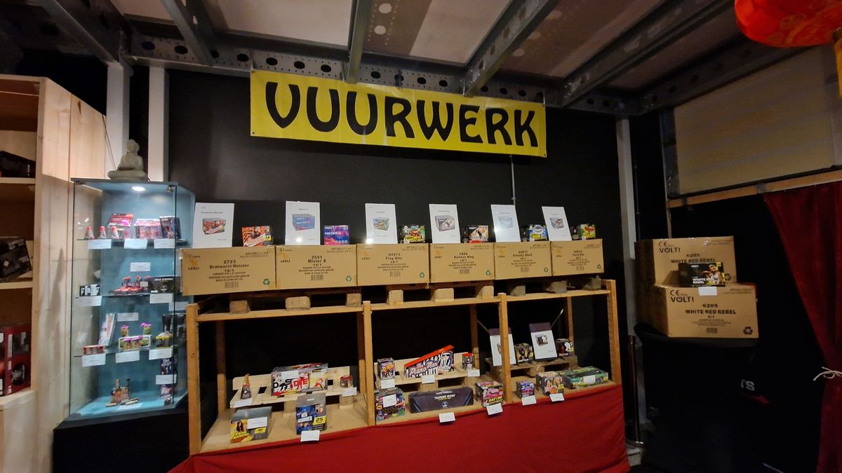 Drukte bij vuurwerkwinkel ondanks afsteekverbod: 'Snel afsteken en