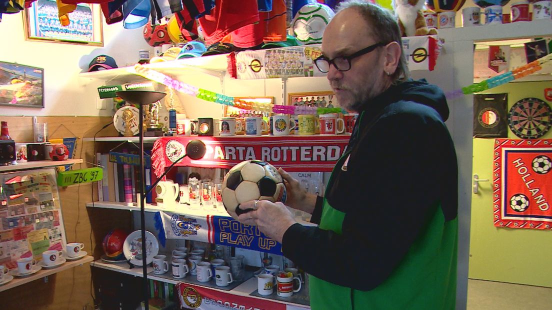 John is supertrots op zijn Feyenoordmuseum