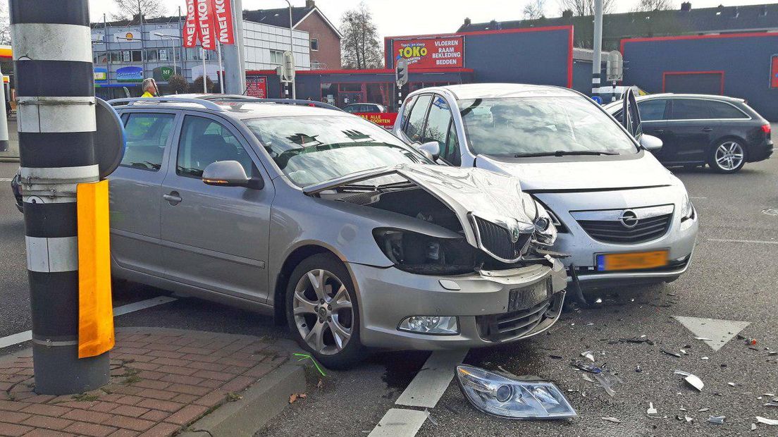 Het ongeluk gebeurde op de Schutstraat in Hoogeveen (Rechten: Persbureau Meter)
