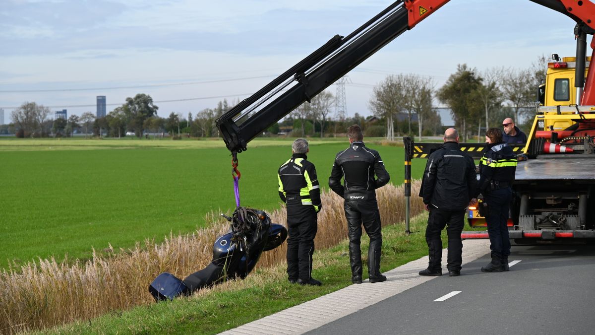 Motorrijder belandt in de sloot bij Swichum