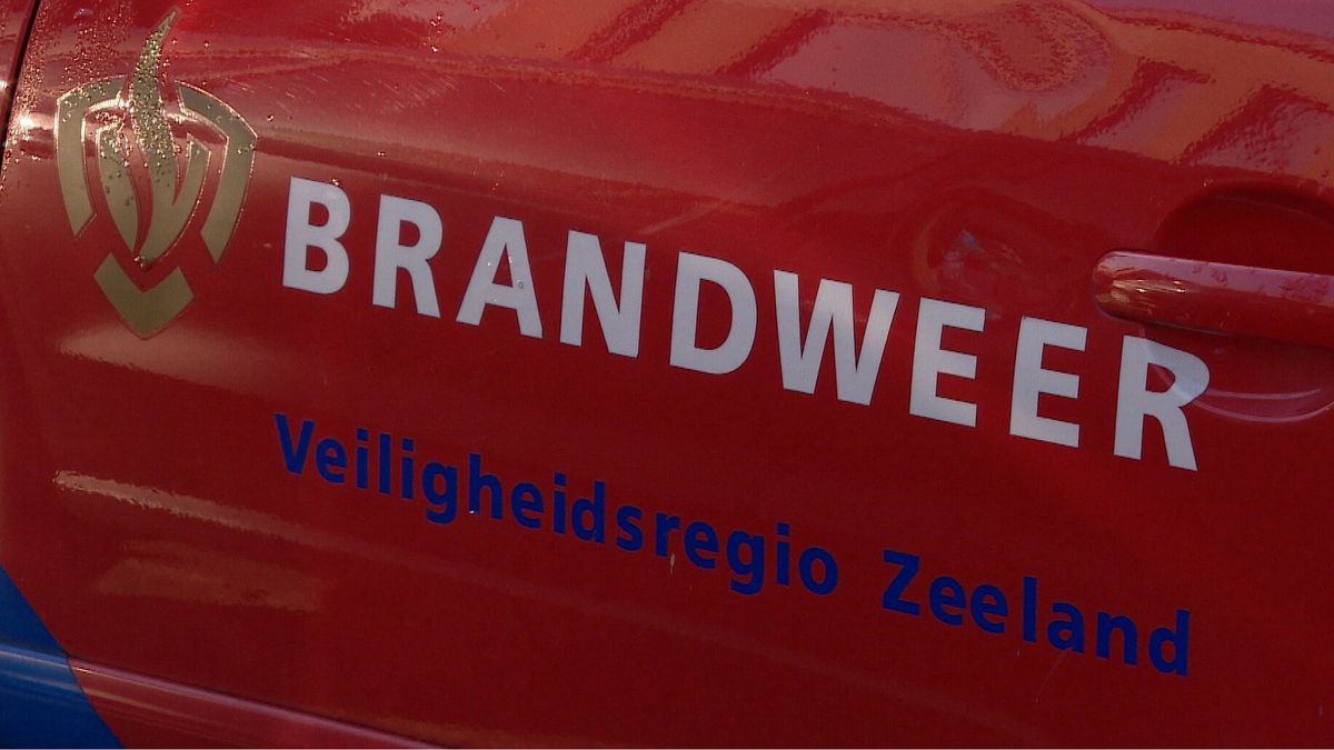 Hulpdiensten bevrijden persoon vanonder auto in Oostburg