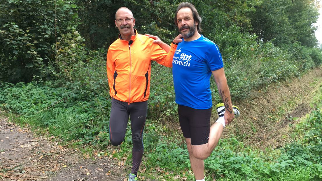 Jans Kuik (l) begeleidt Eddy Langeloo bij het hardlopen
(Rechten: Marjolein Lauret / RTV Drenthe)