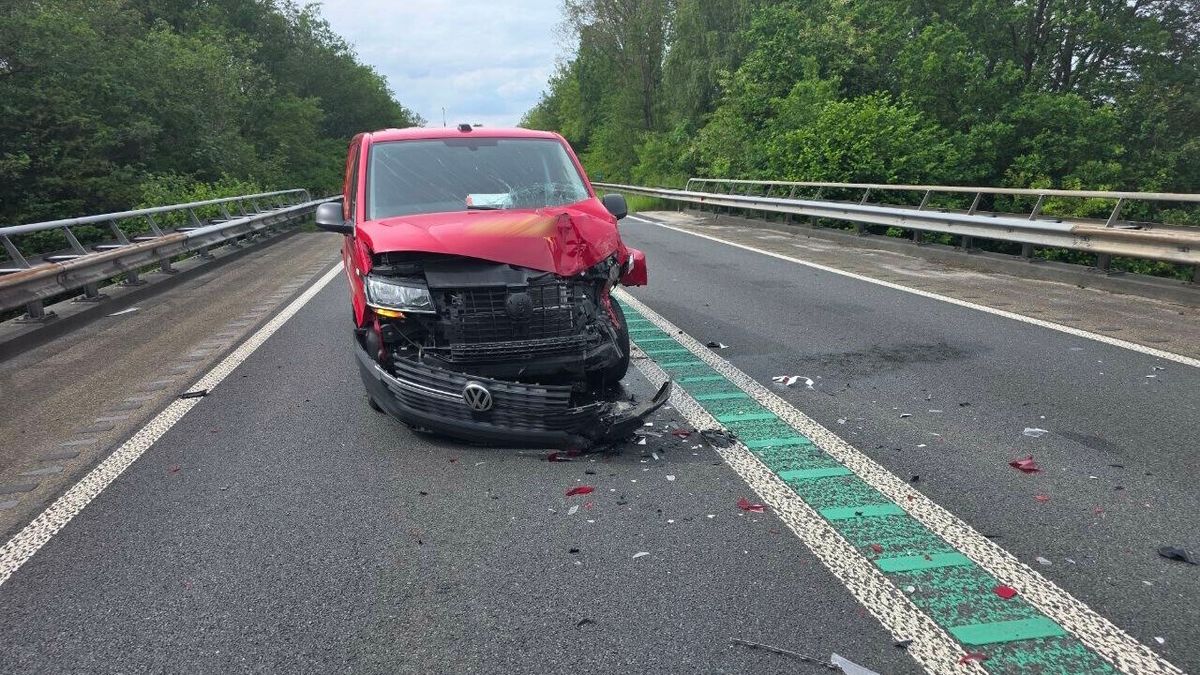 Kop-staartbotsing met bedrijfsbusjes op N34 bij Annen