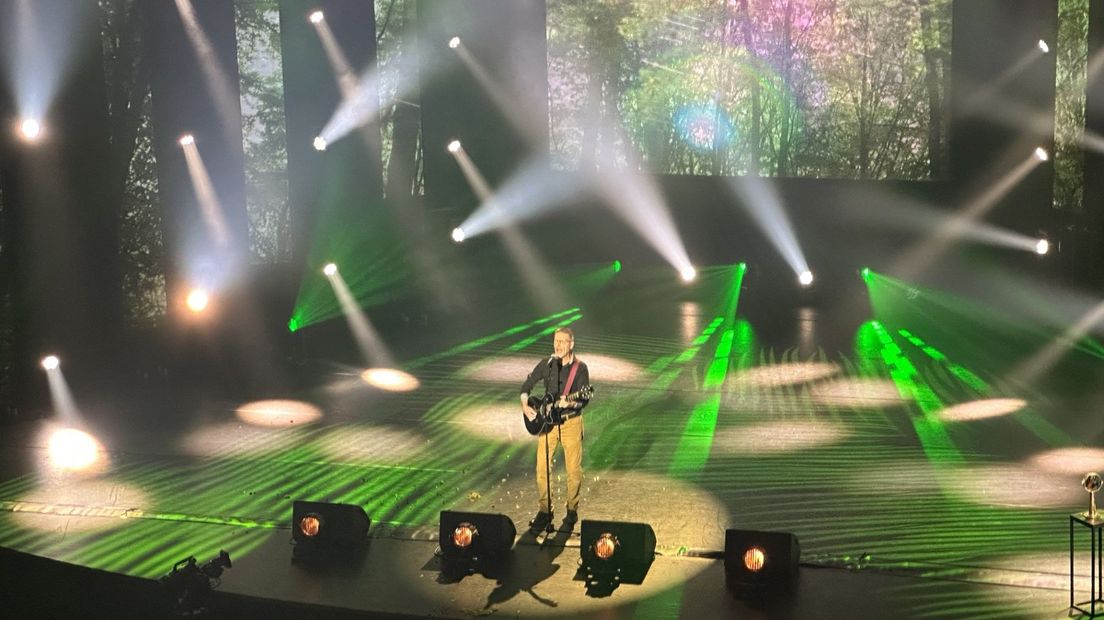 Alex op het podium tijdens het Regio Songfestival.