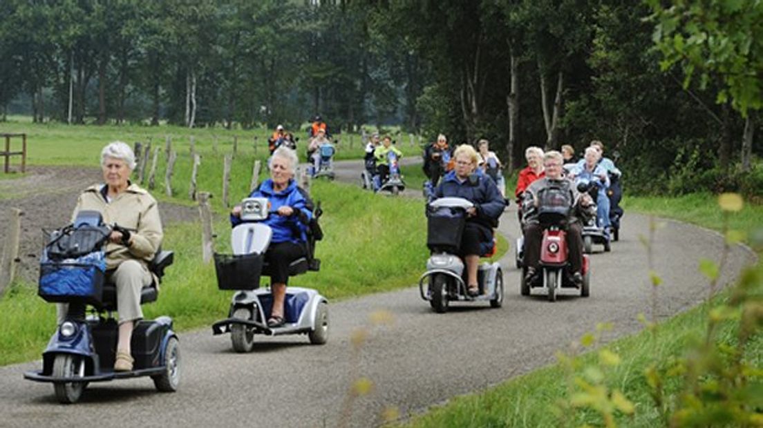 Levensgevaarlijk, scootmobiels in het verkeer! (Rechten: Archief RTV Drenthe)