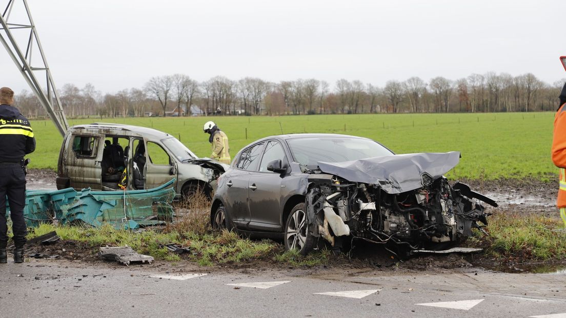 De auto's botsten op de kruising tegen elkaar