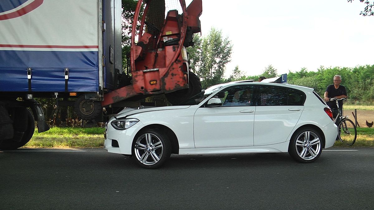 Lesauto onder vrachtwagen bij Klijndijk