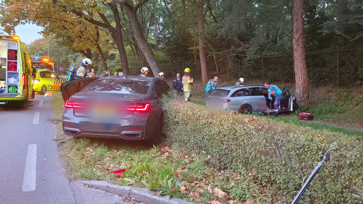 Auto belandt in berm na ongeluk in Amersfoort
