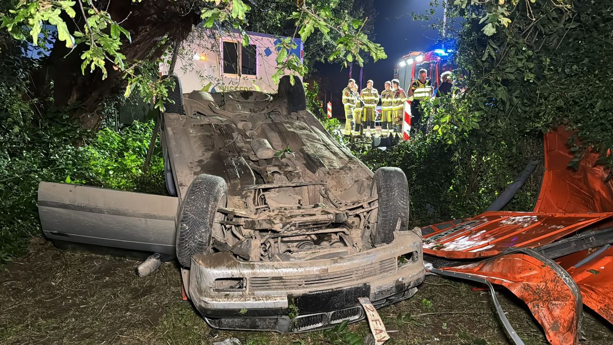 Auto vliegt uit de bocht, ramt een dixi en belandt vervolgens ondersteboven in tuin