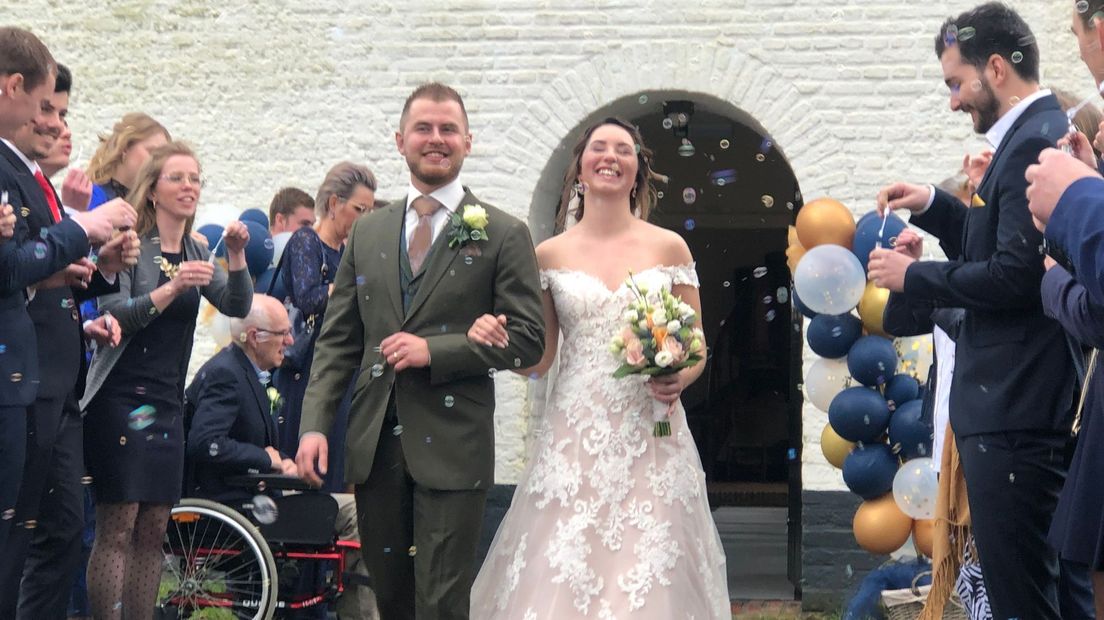 Het echtpaar komt uit het Witte Kerkje na de huwelijksvoltrekking. (Rechten: RTV Drenthe)