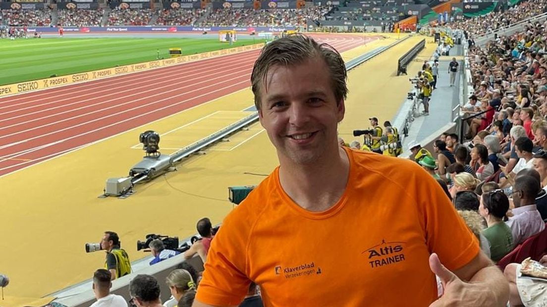 Een groep leden van Altis volgden de prestaties van Femke Bol in het stadion.