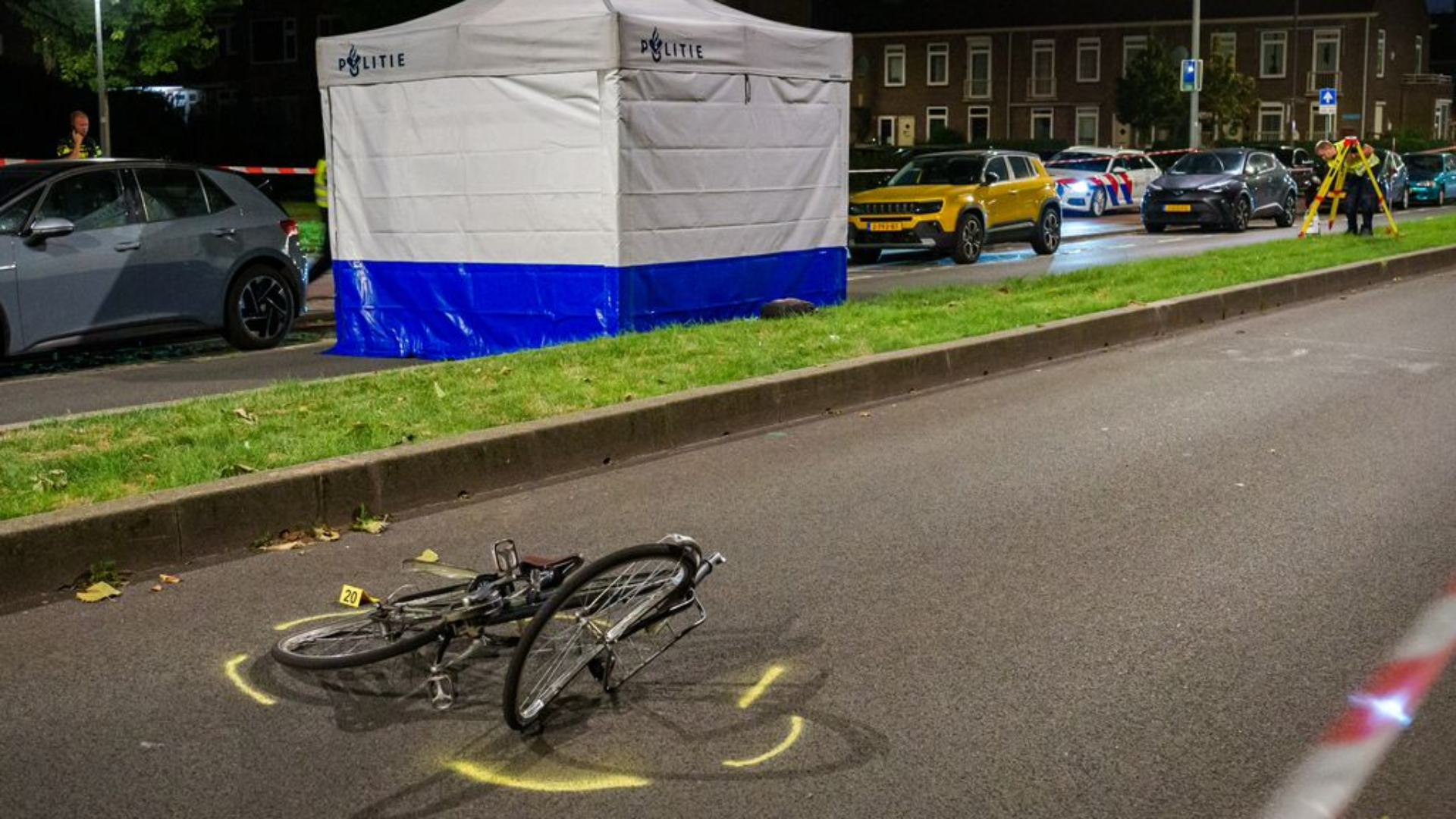 Fietser overleden na aanrijding, twee personen aangehouden.