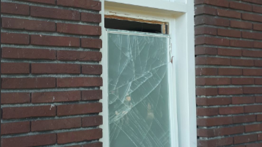 Via het raam werd ingebroken (Rechten: Politie Zuidoost-Drenthe)